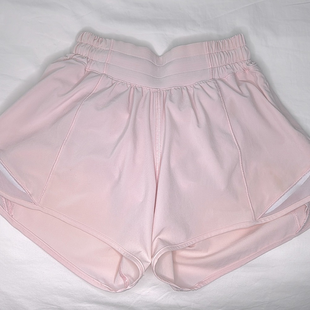 Lululemon Hotty Hot Low-Rise Lined
Short 4", Milkshake, 0.
